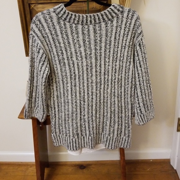 🌹Black & Gray sweater with white hem🛍💜 - Picture 6 of 8